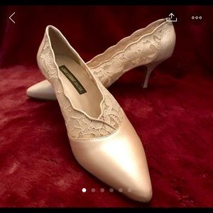 Dressy/wedding Beige heel - 9M